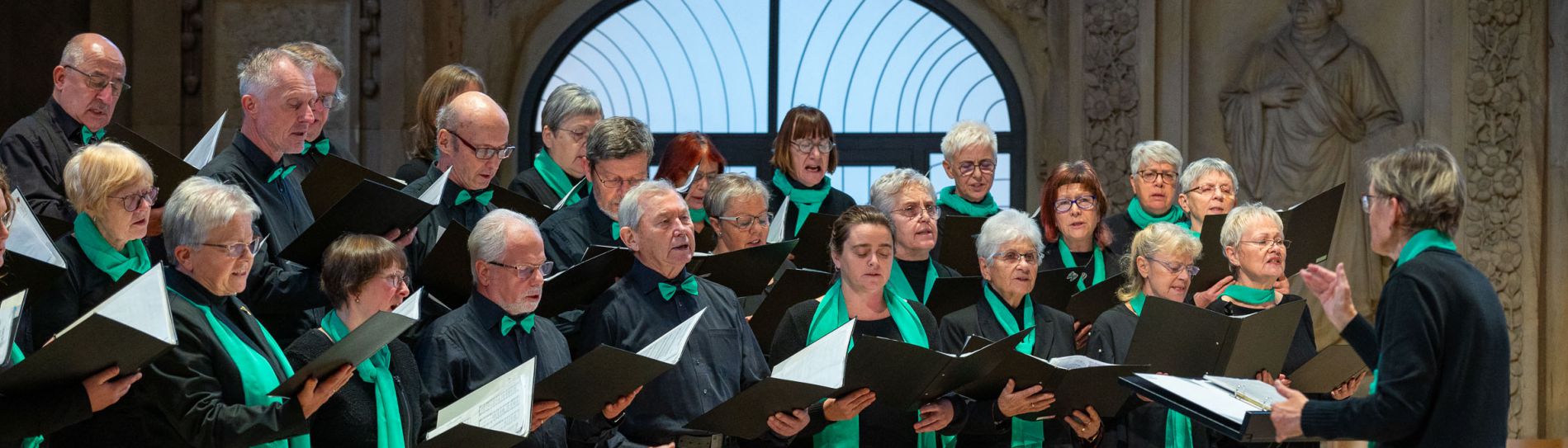 Wir singen in einer Kirche